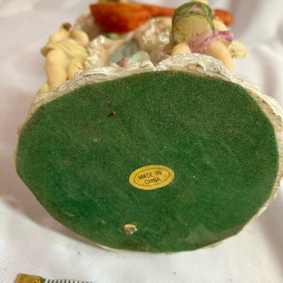 Angel Figurine with Guitar and Cherubs - Picture 5 of 9